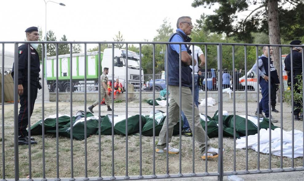 Cadáveres de las víctimas del terremoto que golpeó Italia en Pescara del Tronto. FLAVIO LO SCALZO (EFE)