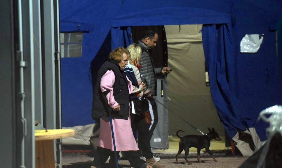 Voluntarios y afectados por el terremoto se preparan para pasar su primera noche en un albergue temporal en Pescara del Tronto. MATTEIO CROCCHIONI (EFE)