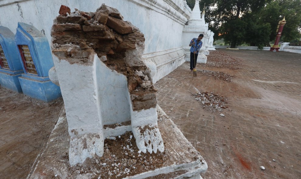 Un policía de turismo barre los escombros de un templo en Bagan, al sur de Mandalay (Birmania), tras el terremoto de 6,8 grados que afectó la región central del país. EFE/HEIN HTET
