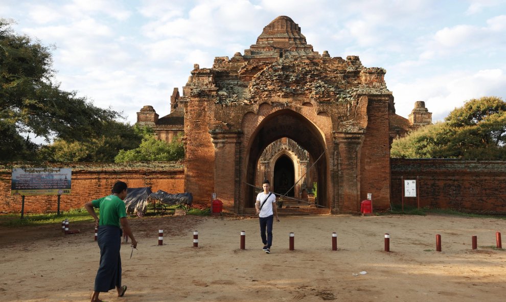 Fotografía de los daños un templo en Bagan, al sur de Mandalay (Birmania), tras el terremoto de 6,8 grados que afectó la región central del país. EFE/HEIN HTET
