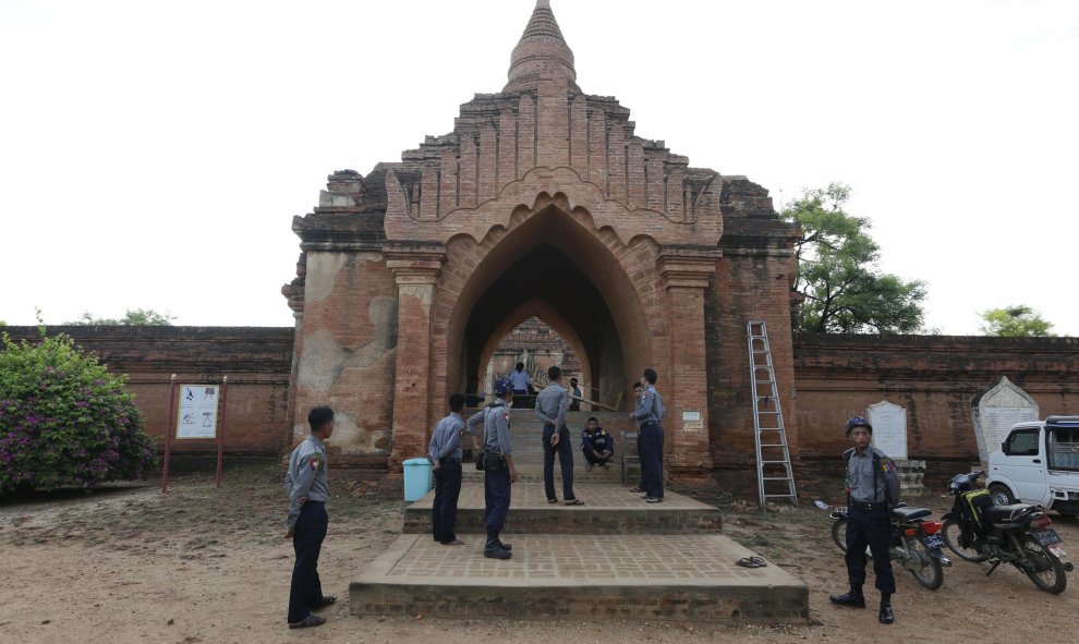 Policías inspeccionan un templo en Bagan, al sur de Mandalay (Birmania, actual Myanmar), tras el terremoto de 6,8 grados que afectó ayer la región central del país. EFE/HEIN HTET