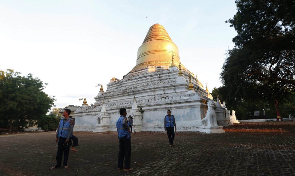Policías inspeccionan alrededor del templo Sulamani en Bagan, al sur de Mandalay (Birmania, actual Myanmar), tras el terremoto de 6,8 grados que afectó ayer la región central del país. EFE/HEIN HTET