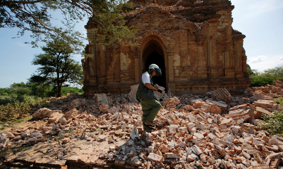 Un fotógrafo camino sobre los escombros de una pagoda dañada en la región birmana de Pagan, tras el terremoto de 6,8 grados que sacudió el país. REUTERS/Soe Zeya Tun