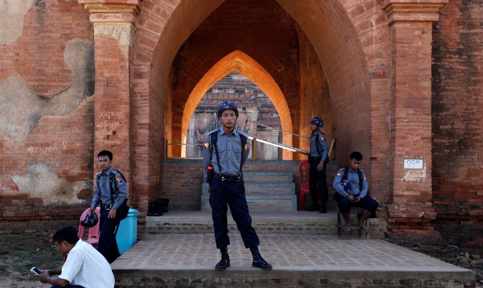 Agentes de la Policía birmana en la entrada de una pagoda de la región de Pagan dañada tras el terremoto de 6,8 grados que sacudió el país. REUTERS/Soe Zeya Tun