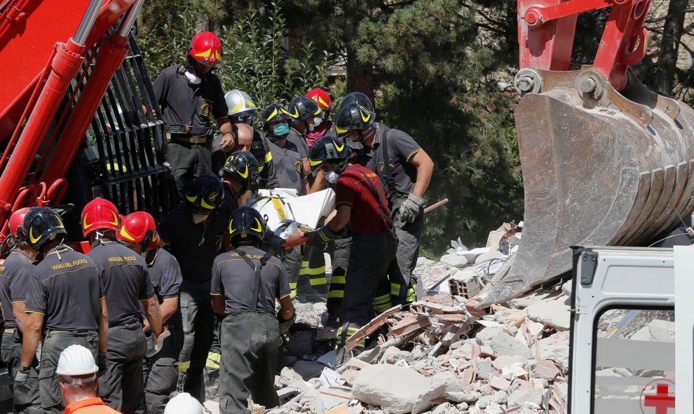 Los equipos de rescate trasladan un cuerpo tras el terremoto de Amatrice, Italia central. REUTERS/Ciro De Luca