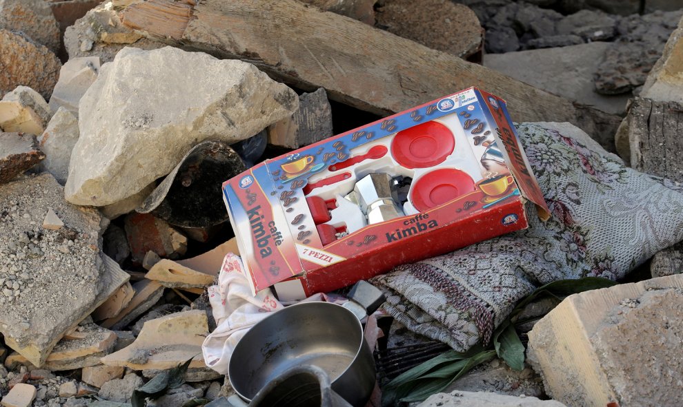 Un juego de cocina para niños, entre los escombros de una de las casas derribadas por el terremoto que ha sacudido Italia, en Pescara del Tronto.-REUTERS/Max Rossi