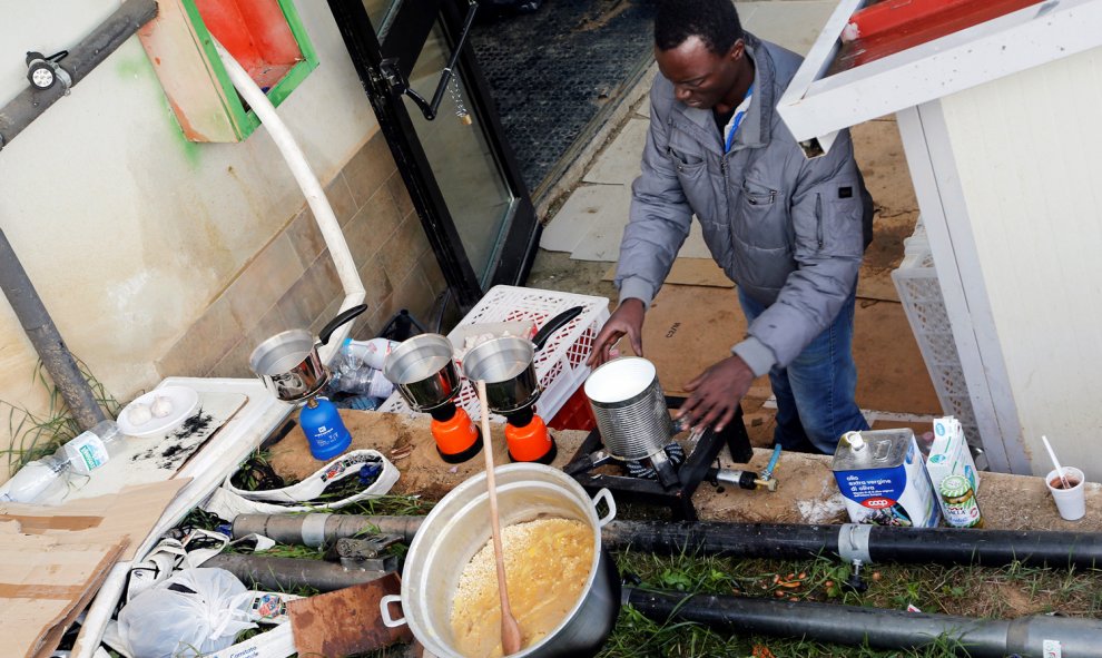 Un voluntario prepara comida para los afectados por el terremoto, en Amatrice REUTERS/Ciro De Luca