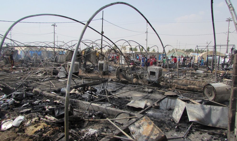 Tiendas de campaña destruidas por el fuego en el campo de refugiados de Yahayawa, cerca de Kirkuk, Irak. REUTERS/Ako Rasheed