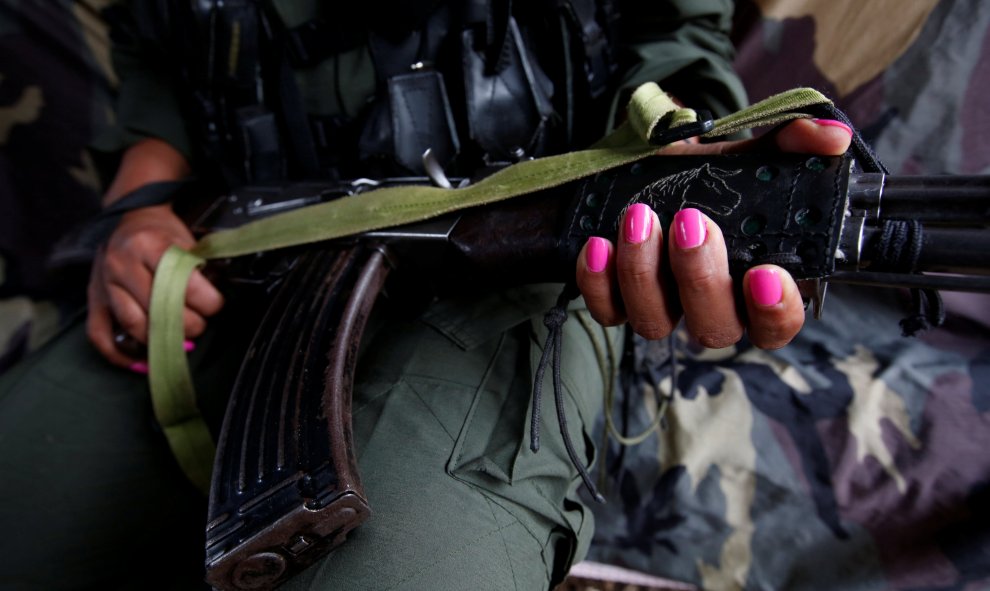 Leidi, miembro del Frente 51 de las Fuerzas Armadas Revolucionarias de Colombia (FARC), posa para una foto en un campamento en la Cordillera Oriental, Colombia. REUTERS / John Vizcaino