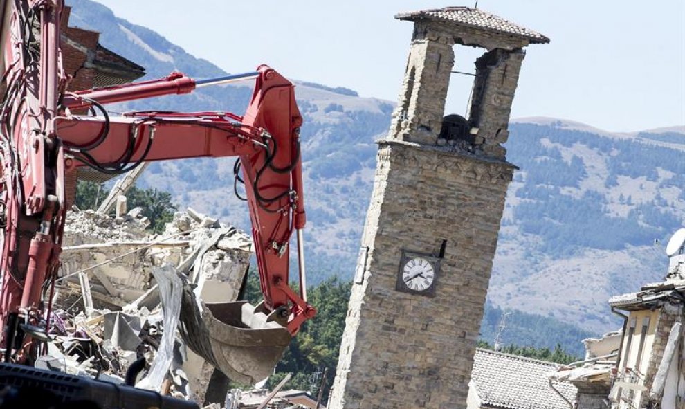Bomberos trabajan con una excavadora cerca de las ruinas de la Torre Cívica en Amatrice, región de Lazio, seis días después del devastador terremoto que afectó al centro de Italia, en Las Marcas, Italia. EFE/Massimo Percossi