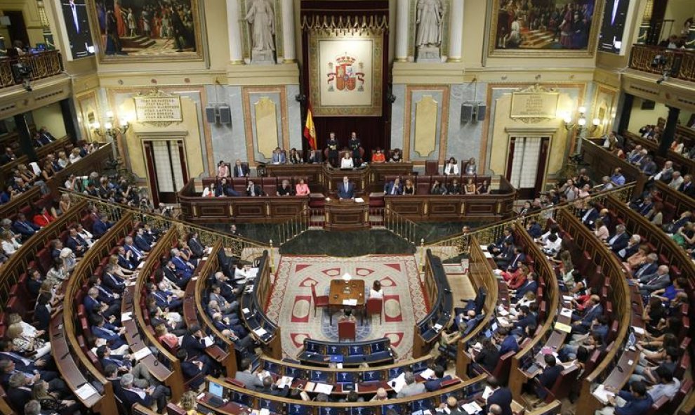 Vista general del hemiciclo durante la intervención del presidente del Gobierno en funciones, Mariano Rajoy (c), esta tarde en el Congreso de los Diputados, en la primera jornada del debate de investidura al que se somete. EFE/Juan Carlos Hidalgo