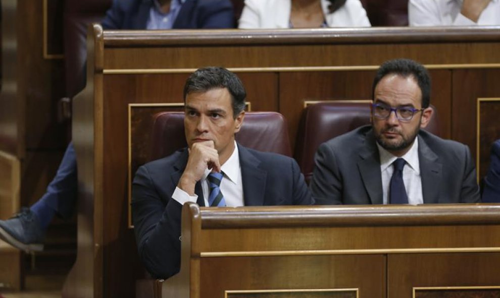 El secretario general del PSOE, Pedro Sánchez (i) y Antonio Hernando (d), portavoz parlamentario, escuchan hoy desde su escaño el discurso de investidura del presidente en funciones, Mariano Rajoy. EFE/Juan Carlos Hidalgo