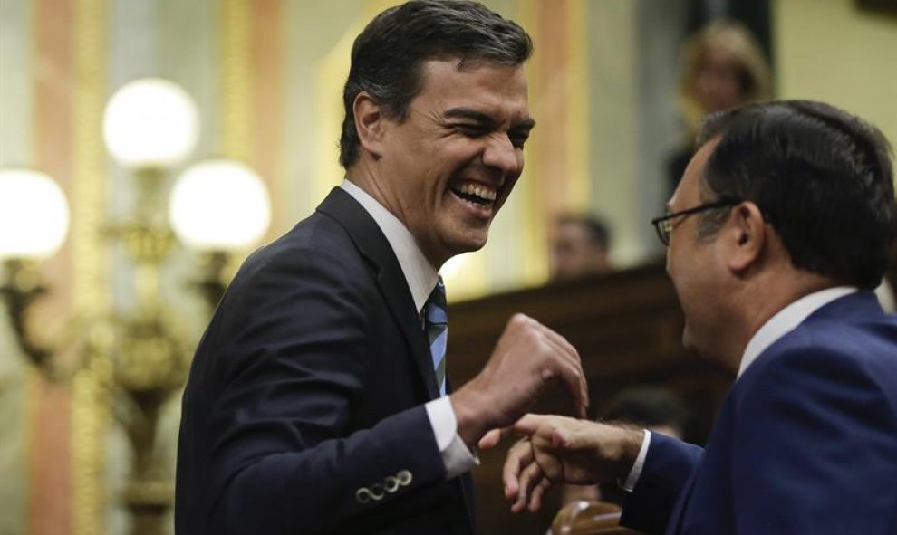 El líder del PSOE, Pedro Sánchez, en el hemiciclo durante la primera jornada del debate de investidura del presidente del Gobierno en funciones, Mariano Rajoy, esta tarde en el Congreso de los Diputados. EFE/Emilio Naranjo