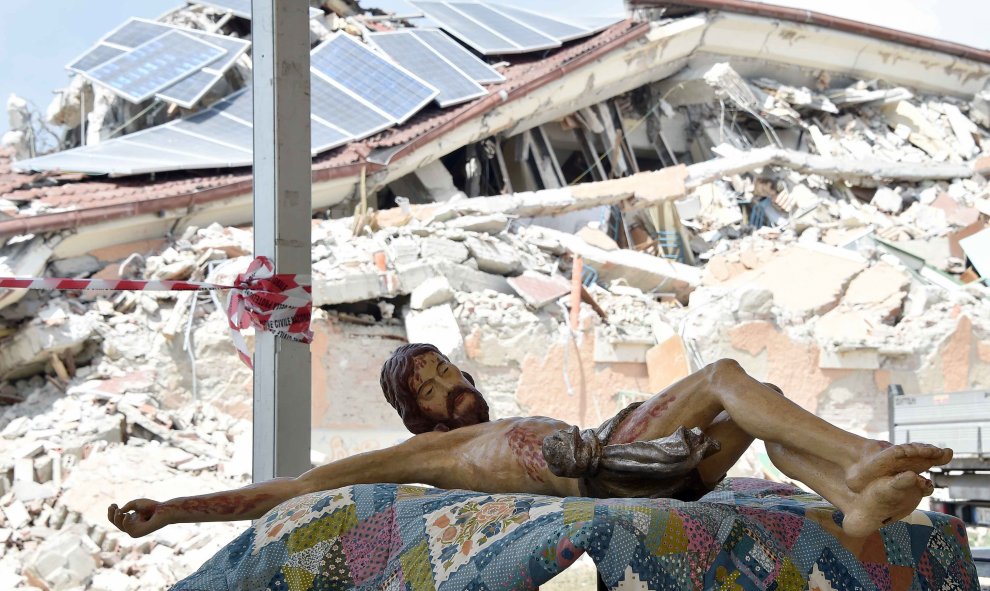 Una estatua de Jesús se encuentra en una mesa antes del funeral por las víctimas del terremoto que destruyó la ciudad de Amatrice, Italia central. REUTERS / Emiliano Grillotti