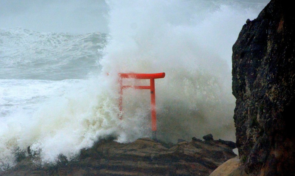Las grandes olas provocadas por accidente Typhoon Lionrock contra una puerta "Torii" en una costa de la ciudad de Iwaki, Japón. REUTERS/ Kyodo