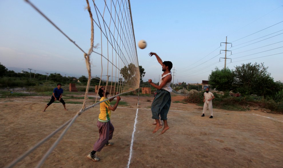 Hombres juegan al voleibol a lo largo de una carretera en Islamabad, Pakistán. REUTERS / Faisal Mahmood