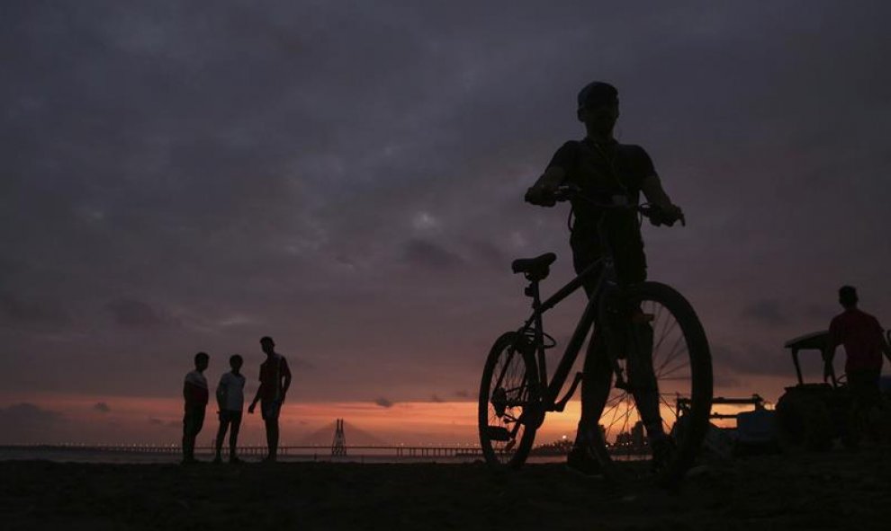 Vista del atardecer en la costa de Bombay, India. EFE/Divyakant Solanki