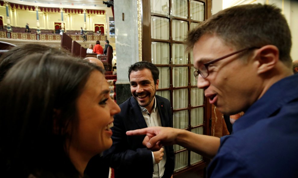 Los miembros de Podemos Irene Montero (i), Inigo Errejon (d) y el líder de Izquierda Unida, Alberto Garzón, reaccionan tras el debate de investidura. REUTERS/Juan Medina