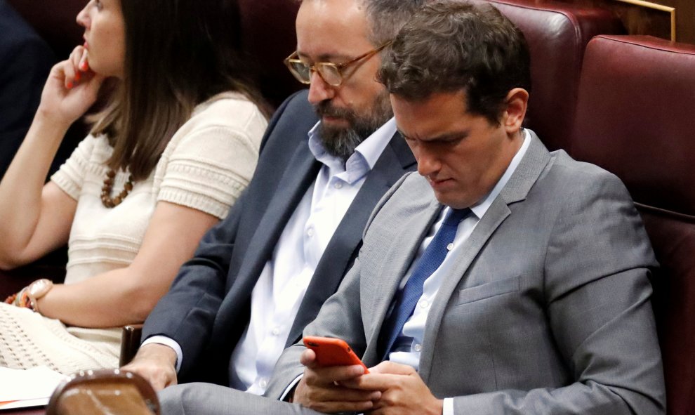 El líder de Ciudadanos mira su teléfono móvil durante el debate de investidura en el Congreso de los Diputados. REUTERS/Juan Medina