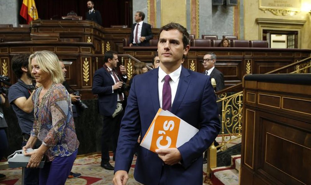 El líder de Ciudadanos, Albert Rivera, a su llegada al hemicíclo del Congreso de los Diputados donde se celebra la segunda sesión del debate de investidura del líder del PP, Mariano Rajoy, que concluirá con la primera votación, para la que no cuenta con l