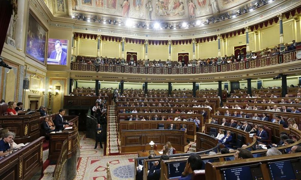 El secretario general del PSOE, Pedro Sánchez (i), durante su intervención en la segunda sesión del debate de investidura del líder del PP, Mariano Rajoy, que se celebra en el Congreso de los Diputados.- EFE/Emilio Naranjo