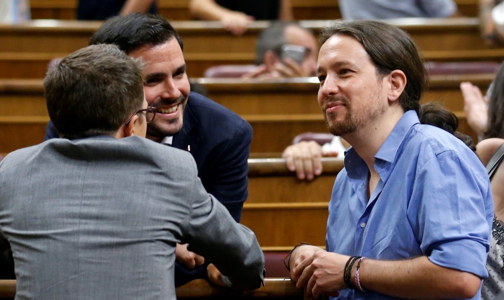 El líder de Podemos, Pablo Iglesias, junto a los miembros de Unidos Podemos, Iñigo Errejón (de espaldas) y Alberto Garzón, instantes previos al debate de investidura de este miércoles en el Congreso de los Diputados.- REUTERS