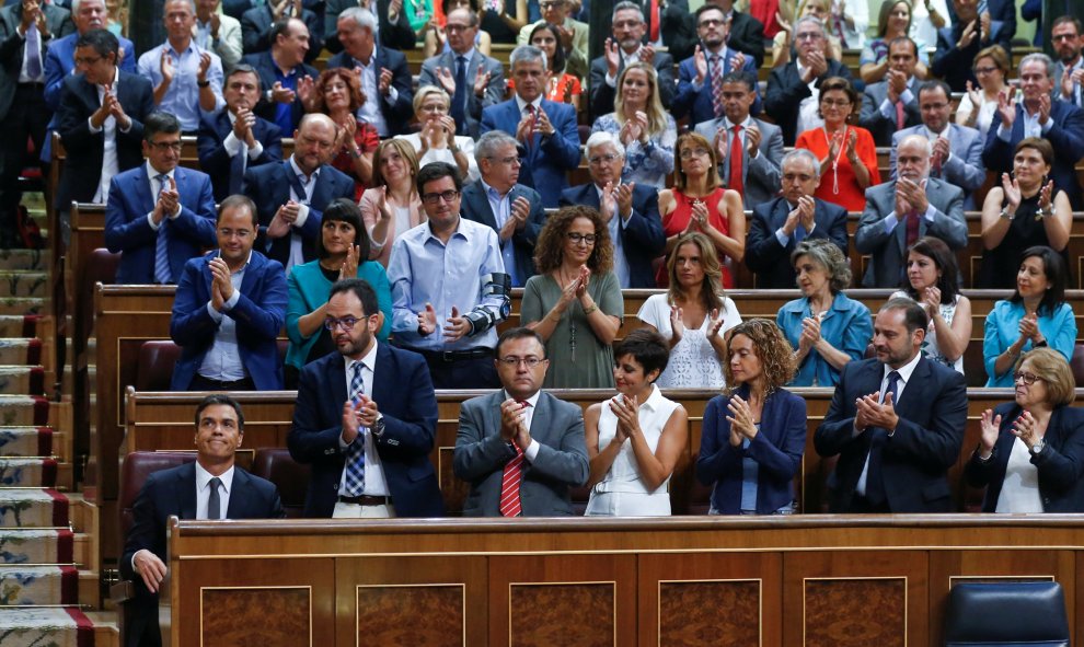 La bancada socialista aplaude a Pedro Sánchez tras su intervención en el debate de investidura de este miércoles en el Congreso de los Diputados.- REUTERS