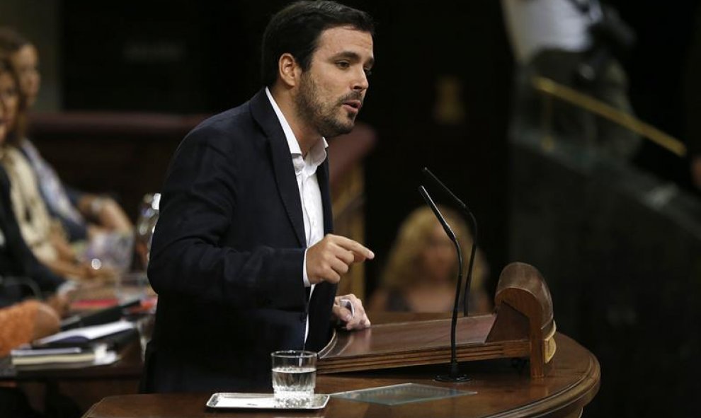 El coordinador de Izquierda Unida, Akberto Garzón, durante su intervención en la segunda sesión del debate de investidura del líder del PP, Mariano Rajoy, que se celebra este miércoles en el Congreso de los Diputados.- EFE