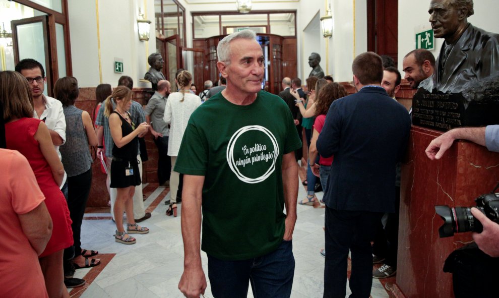 El sindicalista y diputado de Unidos Podemos, Diego Cañamero, en los pasillos del Congreso de los Diputados, en la segunda sesión del debate de investidura. REUTERS/Andrea Comas