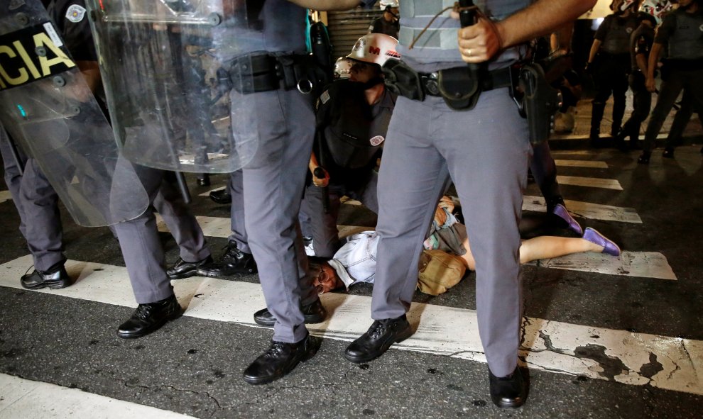 Una mujer es detenida por la policía antidisturbios durante una manifestación de partidarios de la presidenta suspendida de Brasil, Dilma Rousseff, en Sao Paulo, Brasil. REUTERS/Nacho Doce