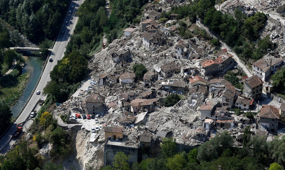 Una vista aérea  de lo que queda de la ciudad de Pescara del Tronto, en Italia, tras el terremoto. REUTERS / Stefano Rellandini