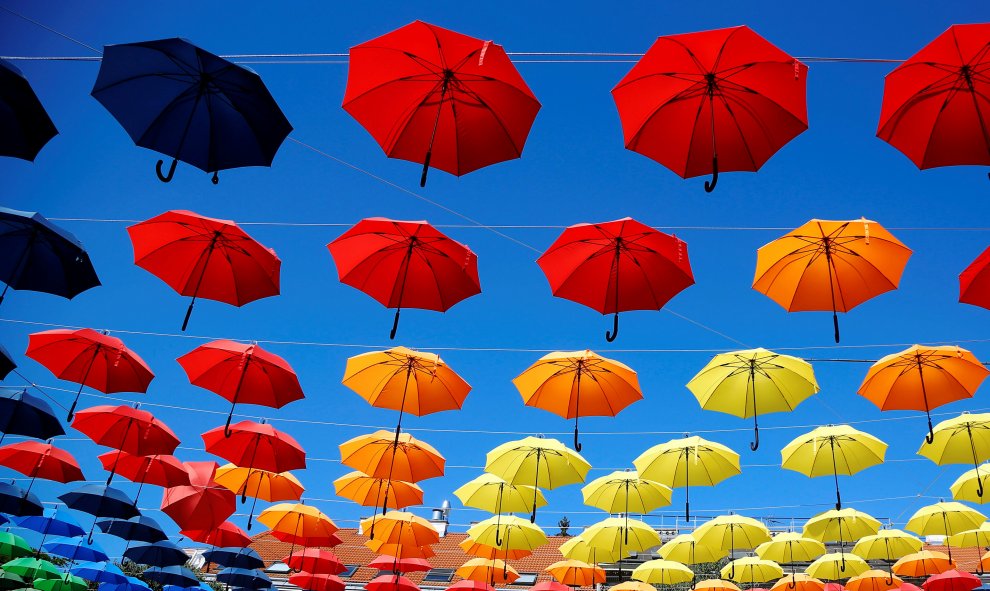 Un colorido decorado de paraguas en la Dorner Platz de Viena, Austria. REUTERS / Leonhard Foeger