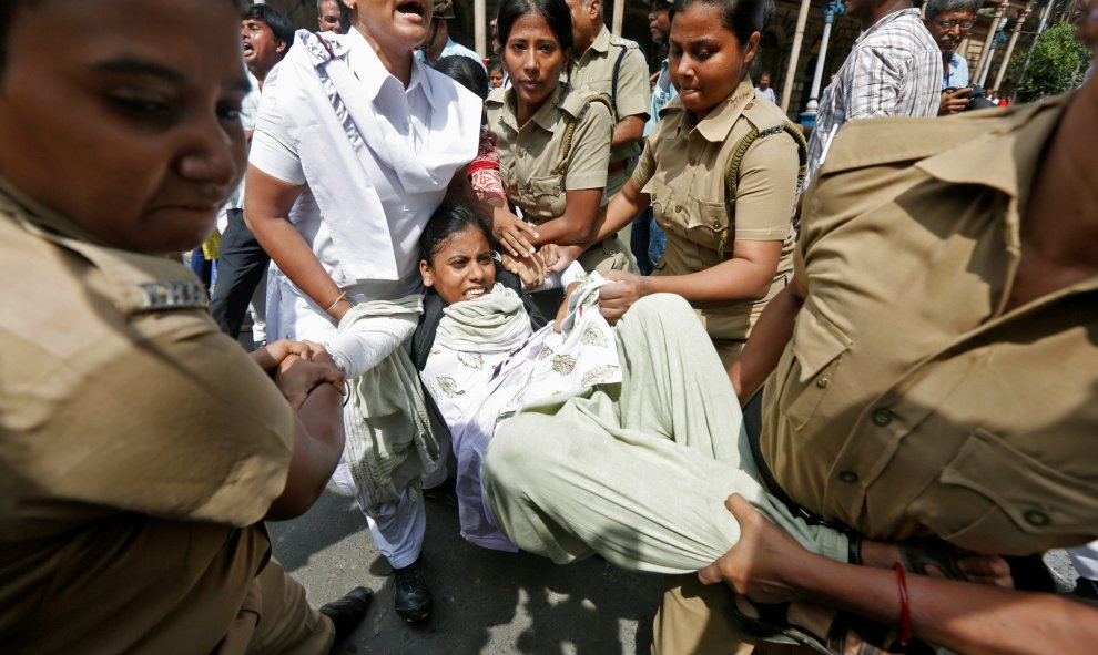 La Policía detiene a una manifestante durante una protesta contra la violación y asesinato de una niña de doce años en Calcuta. REUTERS / Rupak De Chowdhuri