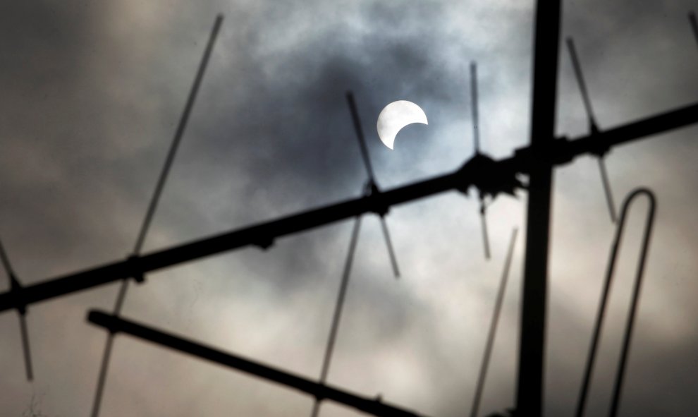 Un eclipse parcial de sol en Abiyán, Costa de Marfil. REUTERS / Luc Gnago