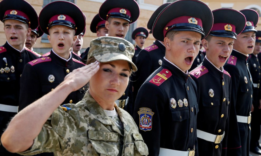 Así empieza el curso escolar en una escuela de cadetes en Kiev, Ucrania. REUTERS / Valentyn Ogirenko