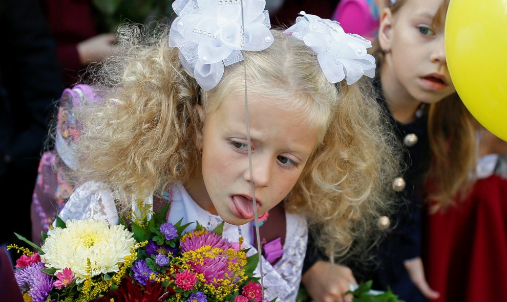 Los alumnos de primer grado asisten a una ceremonia que marca el inicio del curso escolar también en Kiev, Ucrania. REUTERS / Gleb Garanich