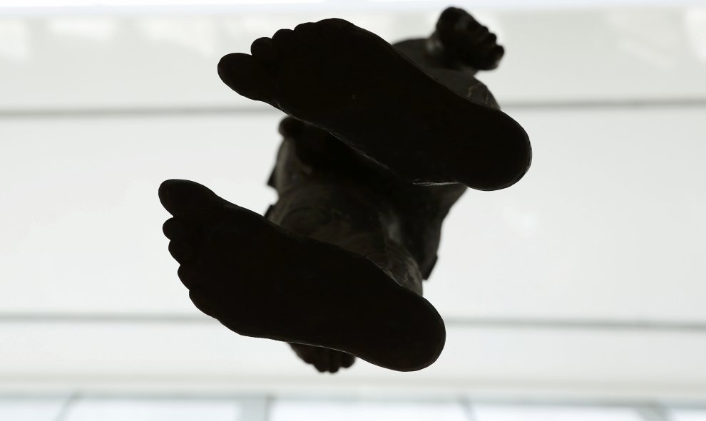 La escultura "Objeto 1999" de tamaño natural del artista británico Anthony Gormley se exhibe en la Galería Nacional de Retratos de Londres. REUTERS/Neil Hall
