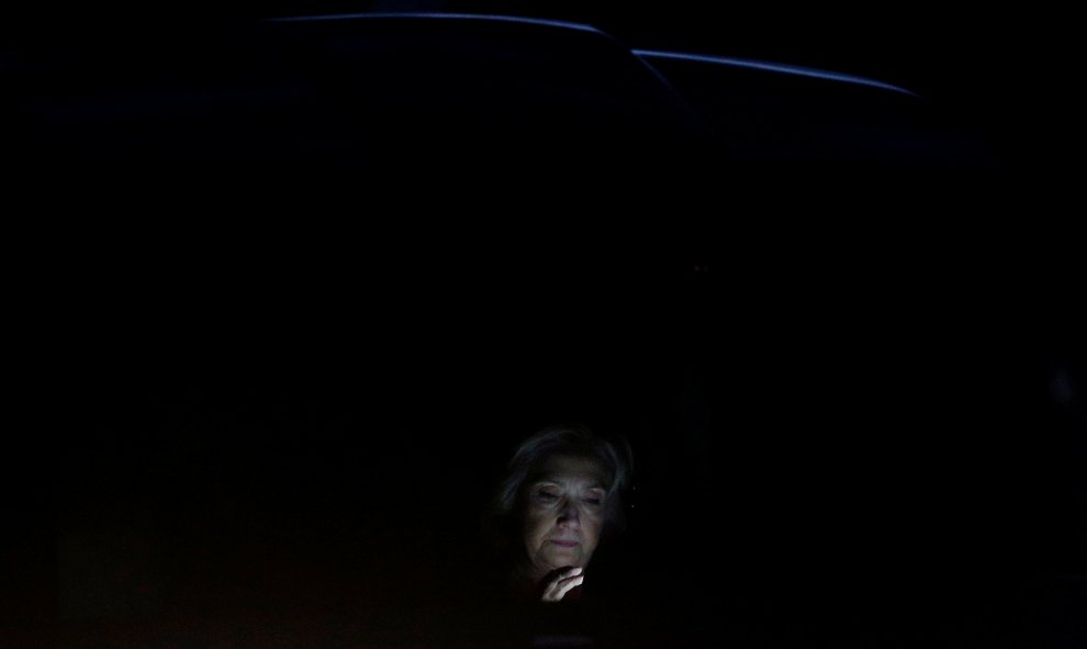 La candidata demócrata a la presidencia de EEUU, Hillary Clinton, espera en su coche después de llegar al aeropuerto del condado de Westchester en White Plains, Nueva York. REUTERS/Brian Snyder