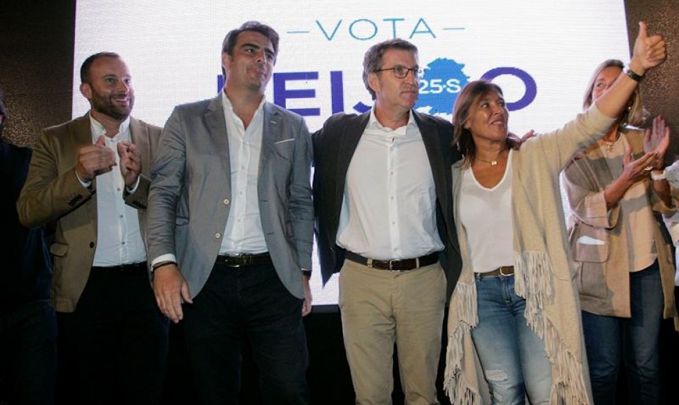 El candidato del PPdeG a la Presidencia de la Xunta, Alberto Núñez Feijóo, acompañado por el delegado de la Xunta en A Coruña Diego Calvo y la conselleira de Medio Ambiente Beatriz Mato, durante el inicio de campaña electoral que los pupolares celebran ho