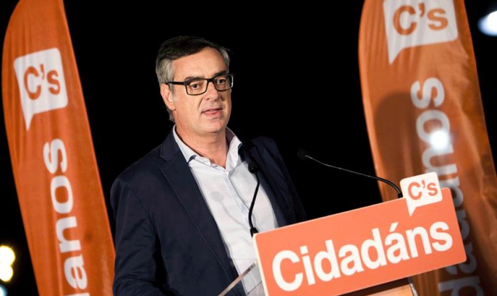 El vicesecretario general de Ciudadanos, José Manuel Villegas, durante el acto de inicio de campaña que la formación naranja ha celebrado esta noche en el barrio vigués de Bouzas. EFE / Salvador Sas.