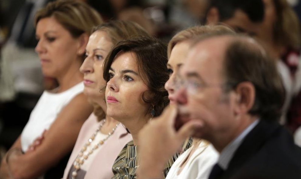 La secretaria general del Partido Popular, María Dolores de Cospedal; la presidenta del Congreso, Ana Pastor; la vicepresidenta del Gobierno en funciones, Soraya Saénz de Santamaría; la presidenta de la Comunidad de Madrid, Cristina Cifuentes; y el presid