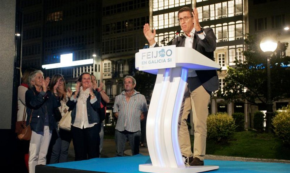 El candidato del PPdeG a la Presidencia de la Xunta, Alberto Núñez Feijóo, durante el inicio de campaña electoral que los pupolares celebran hoy en los jardines de Méndez Núñez de A Coruña. EFE/Kiko Delgado