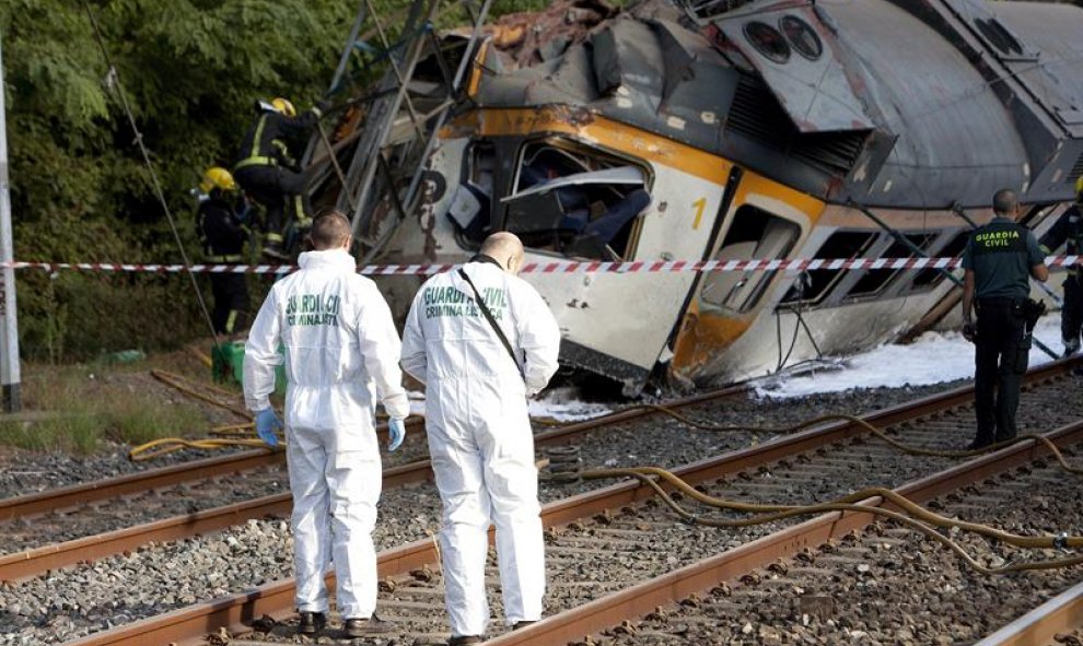 Los operarios inspeccionan el siniestro ferroviario. EFE/Salvador Sas