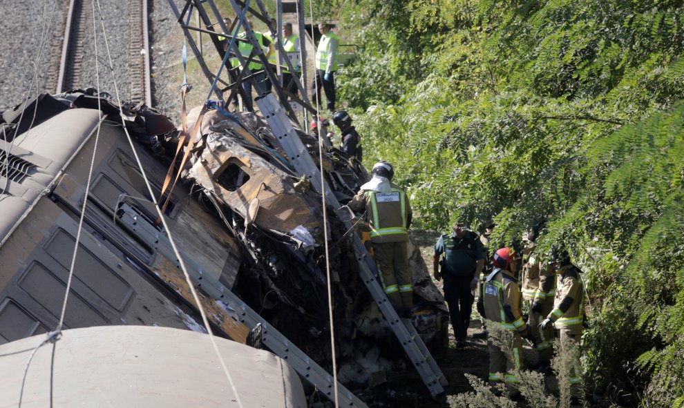 Los bomberos trabajan en el lugar del accidente en el que ha descarrilado un tren en O Porriño, Galicia. REUTERS/Miguel Vidal