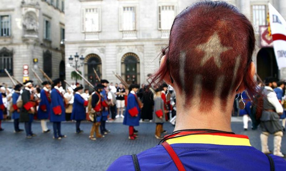 Una representación de los Miquelets de Cataluña y de la Associació de Recreació Històrica La Coronela momentos antes de ser recibidos por el presidente, Carlos Puigdemont, hoy en el Palau de la Generalitat, dentro de los actos conmemorativos de la Diada n