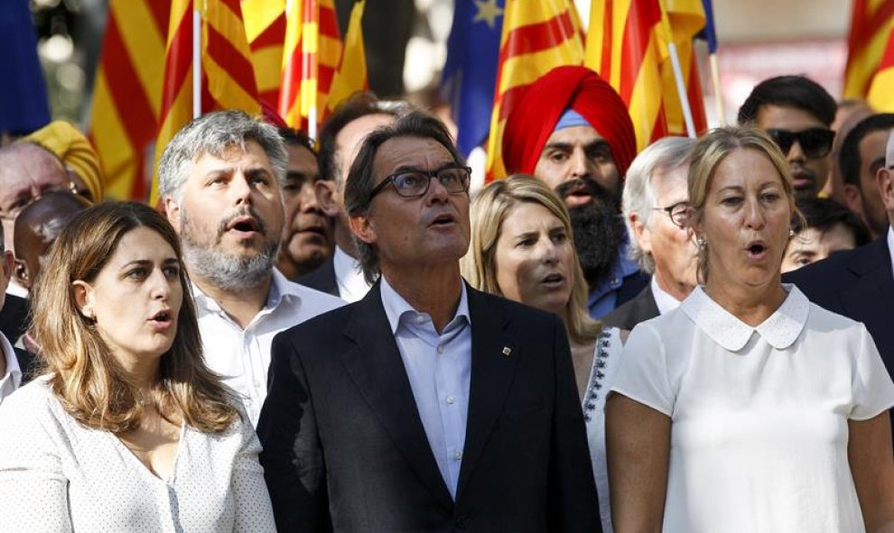 El expresidente de la Generalitat de Catalunya Artur Mas (c) asiste a la tradicional ofrenda floral al monumento de Rafael Casanova, dentro de los actos conmemorativos de la Diada nacional de Cataluña. EFE/Quique García