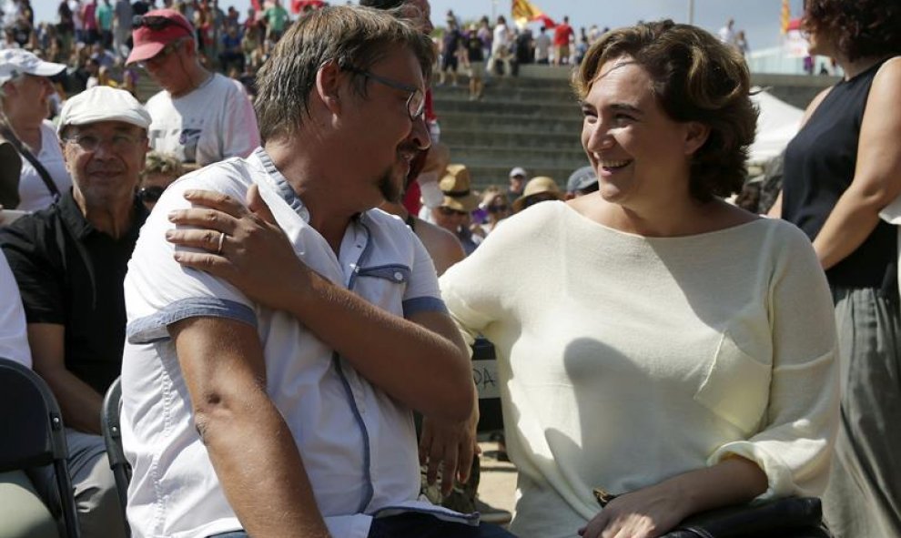 El líder de En Comú Podem, Xavier Domenech, junto a la alcaldesa de Barcelona, Ada Colau en Sant Boi de Llobregat. EFE/Alberto Estévez