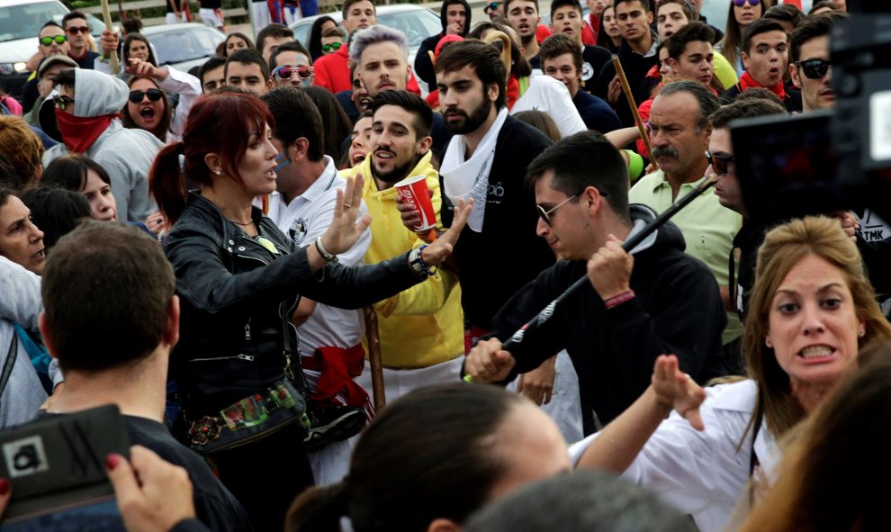 Tesión entre activistas animalistas, agentes de la Guardia Civil y defensores del Toro de la Vega, durante la celebración del nuevo formato del evento en Tordesillas.- REUTERS / Andrea Comas