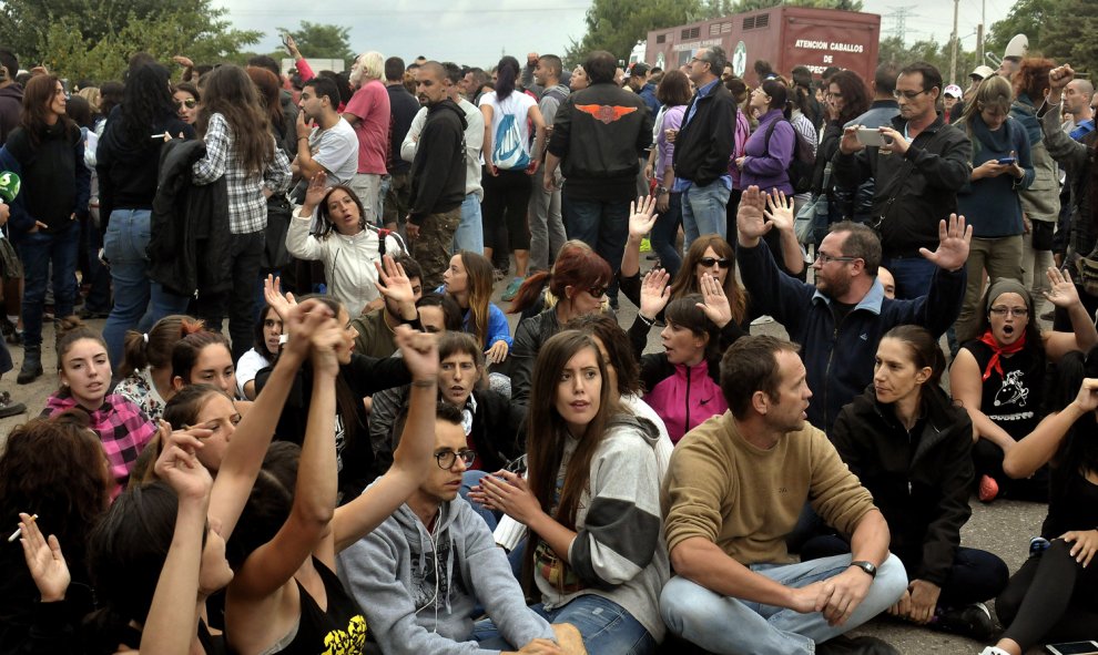 Activistas contrarios al Toro de la Vega durante la celebración esta mañana del Toro de la Peña, en Tordesillas (Valladolid), sustituto del prohibido Toro de la Vega.Una decena de activistas contrarios al Toro de la Vega ha cruzado insultos con aficionad