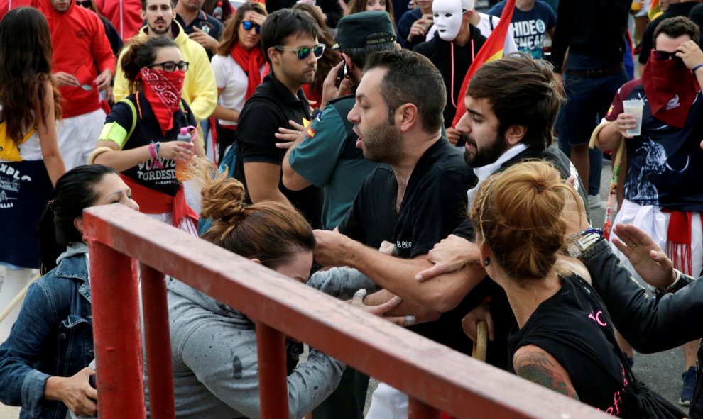 Enfrentamientos entre activistas animalistas y defensores de la muerte del Toro de la Vega, en Tordesillas.-REUTERS/ ANDREA COMAS